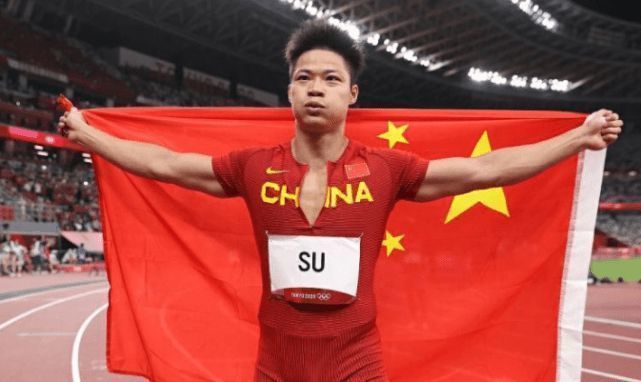 除了来到现场亲自站台的大鹏，导演刘伟强，演员彭于晏、刘烨、阮经天、李易峰、李治廷、蒋璐霞一众嘉宾，还特别录制了祝福ID ，在感叹他们二十多年来，戏里戏外兄弟情深的同时，都纷纷祝福《黄金兄弟》能卖个好票房